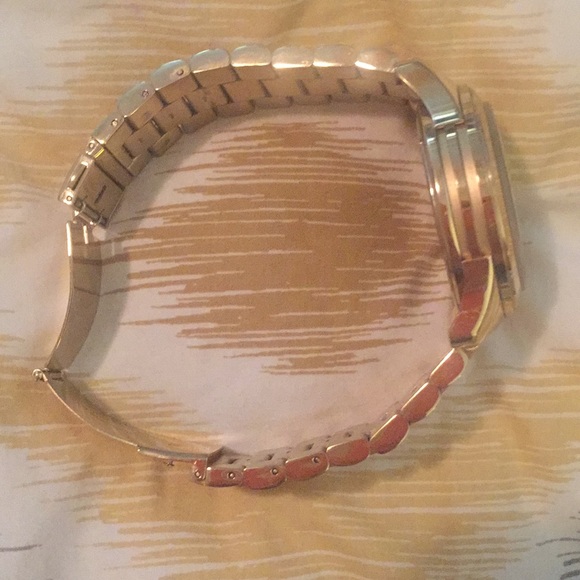 Gold Michael Kors Watch. - Picture 2 of 4